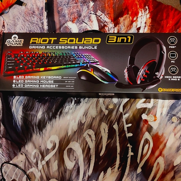 Special Edition Tom Clancy Splinter Cell Xbox with Riot Squad Gaming Accessories - Picture 6 of 9